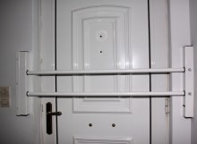 Μπάρες ασφαλείας για πίσω από πόρτα κυρίας εισόδου Βιομεταλουμίν. Μπάρες ασφαλείας για ανοιγόμενες πόρτες. Για να κοιμάσαι ήσυχος ακόμη και αν ξεκλειδώσουν την πόρτα σου.